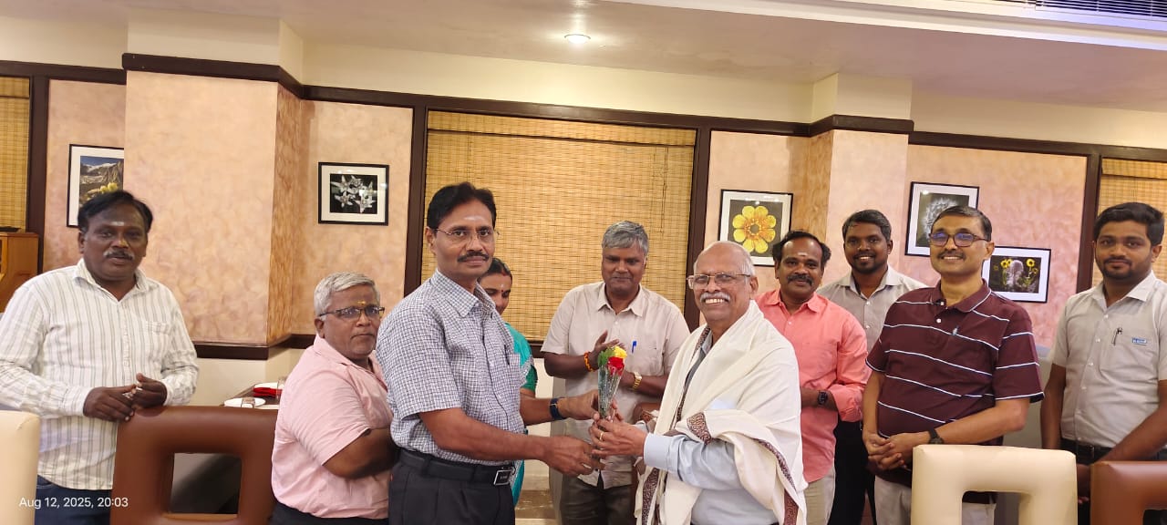 Mr K Ravichandran - Vice Chairman, NIQR Pondichery Branch honouring Dr V Swaminathan in the presence of EC Members